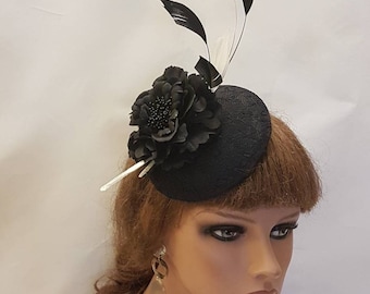 BLACK HAT Fascinator. Prachtige zwarte kanten hoed met bloem, zwarte, witte veren. Bruiloft, Ceremoney hatinator, Cocktail, Ascot Hat tovenaar