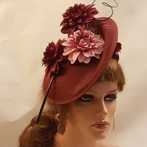 MAROON FASCINATOR 40s50s Hatinator Burgundy hat Race Cocktail Ladies day Ascot Wedding hat long quil feather maroon hat fascinator