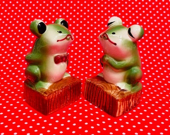 Enterprise Exclusives Lefton Anthropomorphic Kissing Frogs Salt & Pepper Shakers made in Japan circa 1960s