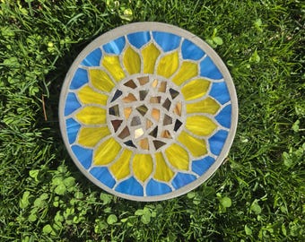 Yellow Sunflower Stained Glass Stepping Stone, Mosaic Stone, Flower Art, Garden Decor, Mothers Day Gift, Gift for Her, Housewarming Gift