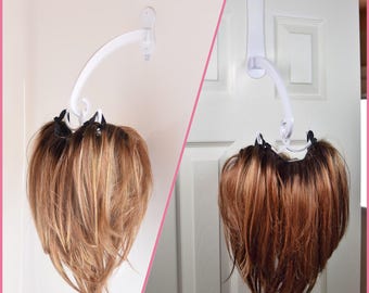 Adiós a los voluminosos soportes para pelucas... ¡Hola, Wigmate! Almacenamiento discreto y compacto para pelucas. Olvídate de esos endebles soportes para pelucas y voluminosos cabezales de poliestireno.