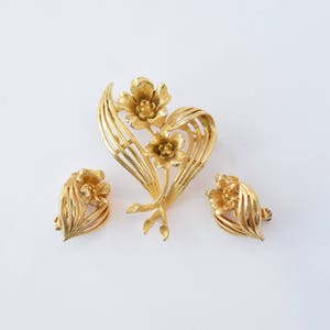 1960&#39;s Vintage Lisner Gold Flower Brooch and Earring Set | Clip Ons