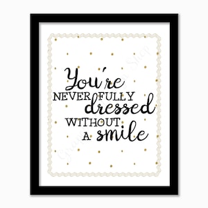 Puede incluir: Impresión tipográfica en blanco y negro con detalles de purpurina dorada. El texto dice "You're never fully dressed without a smile."