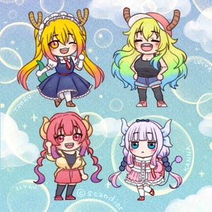 Puede incluir: Ilustración de cuatro personajes de anime chibi con cuernos y cabello colorido. Los personajes están sobre un fondo azul claro con burbujas. Los personajes visten diferentes atuendos, incluyendo un traje de doncella, pantalones cortos y vestidos. El texto "Tohru", "Lucoa", "Ilulu" y "Kanna" está incluido.