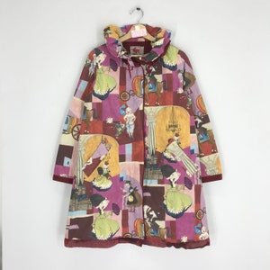 Puede incluir: Una chaqueta larga con capucha y manga larga con un diseño de patchwork colorido que presenta ilustraciones de personas y animales. La chaqueta está hecha de una tela suave y ligera y tiene un ribete burdeos.
