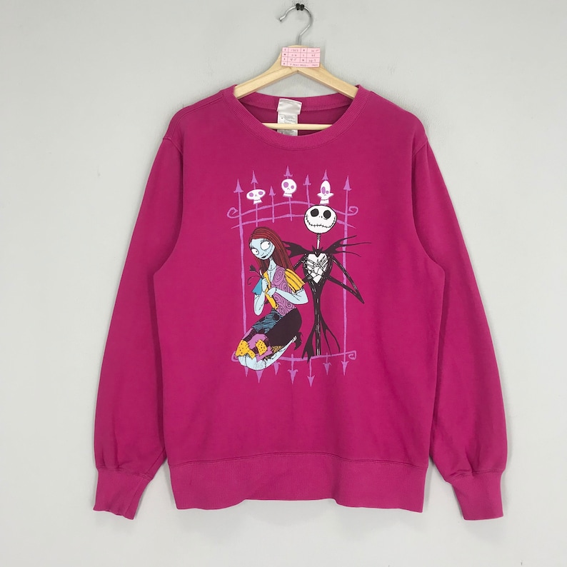 Sudadera vintage de Tim Burton de Pesadilla antes de Navidad, dibujos animados de Disney, pesadilla, terror, Tim Burton, fantasma, cuello redondo, suéter rosa, talla M imagen 1
