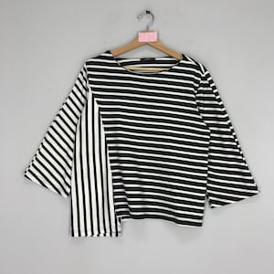 Rare!! Vintage Border Striped Pattern Ladies Crewneck Shirt Striped Black/White Grunge Crop Top T-shirt Size M