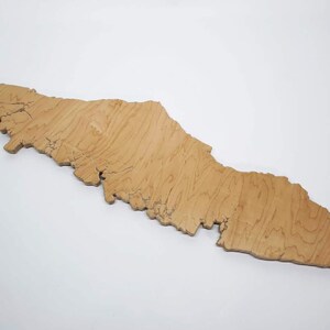 Può includere: Un ritaglio di legno di un'isola, di colore marrone chiaro e con un motivo a venature del legno naturale.