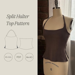 Op de afbeelding: Een patroon voor een split haltertop wordt getoond op een mannequin. De top heeft een gedempte bruine kleur. De tekst "Split Halter Top Pattern" staat boven de illustratie van de top. Het patroon bevat maten XS-5XL, PDF en A4-AO.