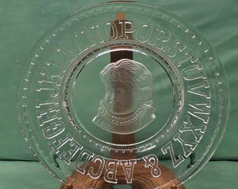 vintage alfabetplaat voor kinderen van persglas van Clay's Crystal Works.