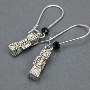 Pendientes pequeños de plata con dijes BABY BLOCKS, bloques de construcción 3D, letras de la A a la Z, juguete para niños, para maestros de preescolar, baby shower, regalo para mamás primerizas