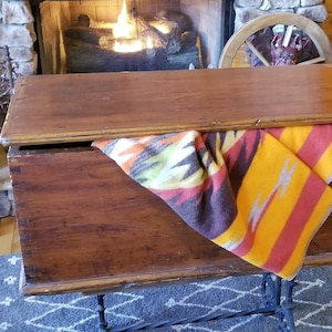 FREE SHIP  1800&#39;s English Pine Solid Pine Heavily DoveTailed American Primitive Rustic Blanket Coffee Side Table Chest Trunk