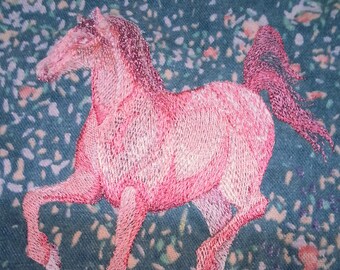 Puede incluir: Diseño de caballo bordado en rosa sobre una tela verde con estampado floral.