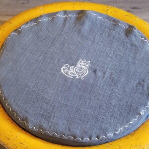 1****Antiguo y raro cuenco de madera lacada auténtica del siglo XIX con cama para perros bordada en lino de cáñamo francés imagen 7