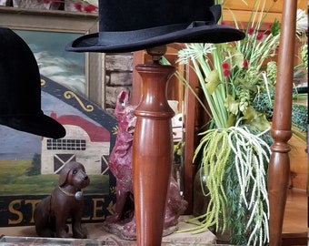 Una lámpara equina de candelabro de madera torneada vintage antigua