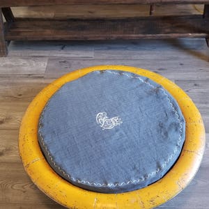 1****Antiguo y raro cuenco de madera lacada auténtica del siglo XIX con cama para perros bordada en lino de cáñamo francés imagen 3