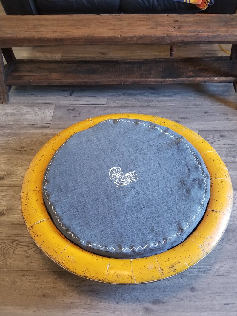 1****Antiguo y raro cuenco de madera lacada auténtica del siglo XIX con cama para perros bordada en lino de cáñamo francés imagen 3