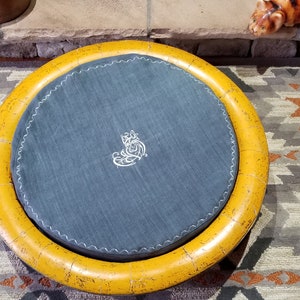 1****Antiguo y raro cuenco de madera lacada auténtica del siglo XIX con cama para perros bordada en lino de cáñamo francés imagen 2