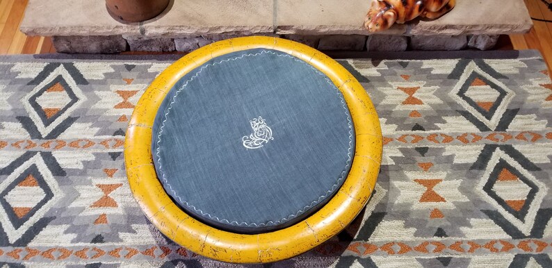 1****Antiguo y raro cuenco de madera lacada auténtica del siglo XIX con cama para perros bordada en lino de cáñamo francés imagen 2