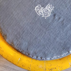 1****Antiguo y raro cuenco de madera lacada auténtica del siglo XIX con cama para perros bordada en lino de cáñamo francés imagen 9