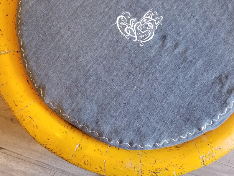 1****Antiguo y raro cuenco de madera lacada auténtica del siglo XIX con cama para perros bordada en lino de cáñamo francés imagen 9
