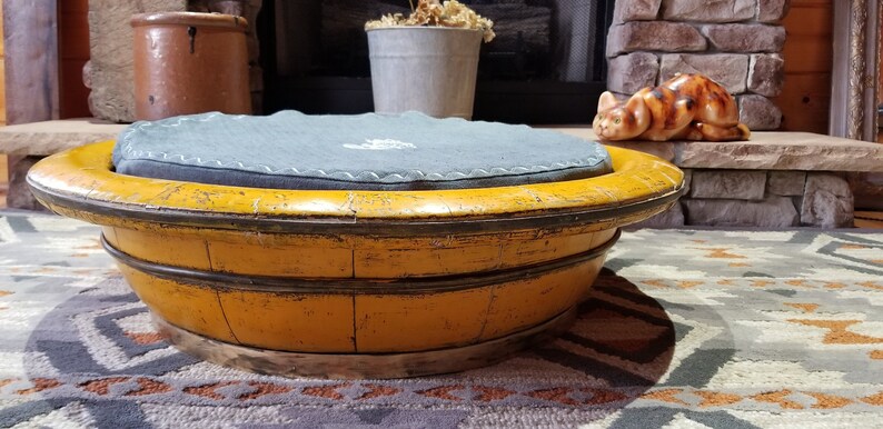 1****Antiguo y raro cuenco de madera lacada auténtica del siglo XIX con cama para perros bordada en lino de cáñamo francés imagen 1
