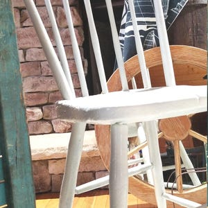Early 1800&#39;s Primitive Bird Cage Windsor Spindle Chauvered Plank Seat Painted Farmhouse Chair