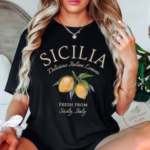 Peut inclure: T-shirt noir avec un motif de citrons et le texte "Sicilia Delicious Italian Lemons Fresh From Sicily, Italy".
