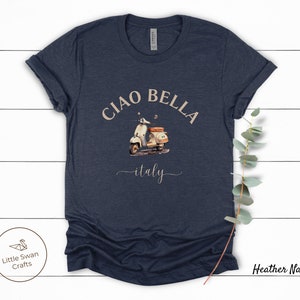Pu&ograve; includere: T-shirt blu navy melange con una grafica di scooter vintage bianco e il testo "Ciao Bella - italy".