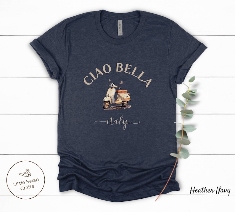 Pu&ograve; includere: T-shirt blu navy melange con una grafica di scooter vintage bianco e il testo "Ciao Bella - italy".