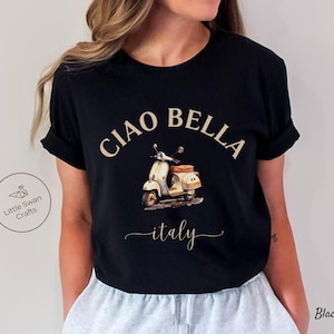 Pu&ograve; includere: Maglietta nera con una grafica beige di uno scooter vintage e il testo "Ciao Bella Italy".