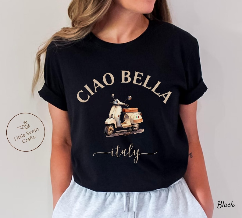 Pu&ograve; includere: Maglietta nera con una grafica beige di uno scooter vintage e il testo "Ciao Bella Italy".