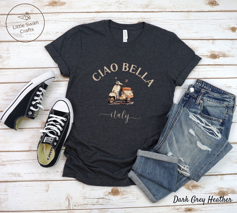 Pu&ograve; includere: T-shirt color grigio scuro melange con una grafica di scooter vintage bianca e il testo "Ciao Bella - italy".