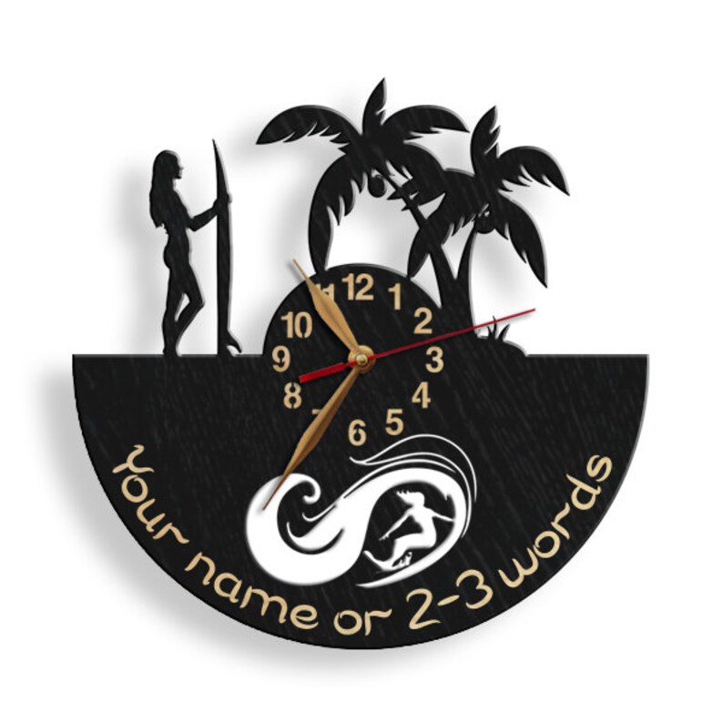Pu&ograve; includere: Orologio da parete nero a tema surf. L'orologio presenta la silhouette di un surfista, palme e una donna con una tavola da surf. Il quadrante ha lancette color oro e il testo "Your name or 2-3 words".