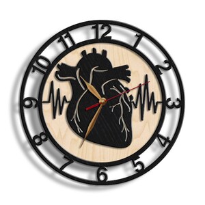 Pode incluir: Rel&oacute;gio de cora&ccedil;&atilde;o anat&ocirc;mico preto e branco com ponteiro dos segundos vermelho e ponteiro das horas dourado. O mostrador do rel&oacute;gio &eacute; rodeado por uma moldura de metal preto com n&uacute;meros brancos.