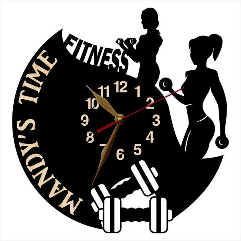 K&ouml;nnte beinhalten: Schwarz-wei&szlig;e Uhr mit Hantel-Design. Das Zifferblatt der Uhr zeigt die Worte "Mandy's Time Fitness" und eine Uhr mit r&ouml;mischen Ziffern.
