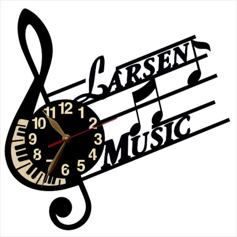 Puede incluir: Reloj de pared negro con un dise&ntilde;o de clave de sol y las palabras "Larsen Music". La esfera del reloj tiene un fondo negro con n&uacute;meros blancos y manecillas doradas.