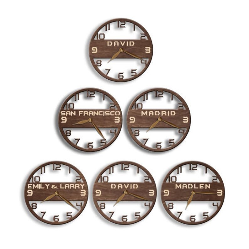 Pu&ograve; includere: Una collezione di orologi in legno dal design circolare. Ogni orologio presenta un nome o una localit&agrave; diversa, tra cui "DAVID", "SAN FRANCISCO" e "MADRID". Gli orologi hanno lancette color oro e una finitura marrone scuro.