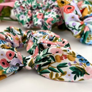 Joli tissu pastel Rifle Paper et chouchous floraux | Chouchous floraux | Chouchous ~ classiques ou avec noeud amovible | 3 impressions disponibles