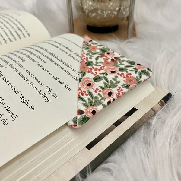 Beautiful fabric corner bookmark, 6 fabric prints of bookmarks, Mother’s Day gift idea, book lover gift idea, stocking stuffer