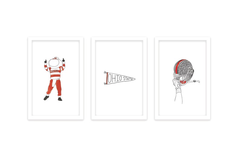 Puede incluir: Tres ilustraciones enmarcadas con im&aacute;genes de los Ohio State Buckeyes. La primera ilustraci&oacute;n muestra una mascota de dibujos animados con un uniforme a rayas rojas y blancas con la palabra "Buckeyes" en el pecho. La segunda ilustraci&oacute;n muestra un bander&iacute;n con las palabras "Ohio State". La tercera ilustraci&oacute;n muestra una mano sosteniendo un casco de f&uacute;tbol con una raya roja.