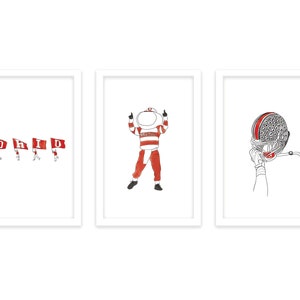 Puede incluir: Tres ilustraciones enmarcadas con im&aacute;genes de la Universidad Estatal de Ohio. La primera imagen muestra a un grupo de personas sosteniendo banderas que deletrean "OHIO". La segunda imagen muestra una mascota de dibujos animados con un uniforme a rayas rojas y blancas. La tercera imagen muestra una mano sosteniendo un casco de f&uacute;tbol.