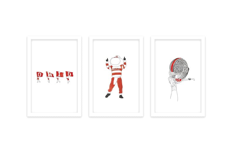 Puede incluir: Tres ilustraciones enmarcadas con im&aacute;genes de la Universidad Estatal de Ohio. La primera imagen muestra a un grupo de personas sosteniendo banderas que deletrean "OHIO". La segunda imagen muestra una mascota de dibujos animados con un uniforme a rayas rojas y blancas. La tercera imagen muestra una mano sosteniendo un casco de f&uacute;tbol.
