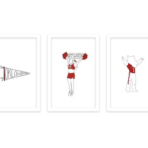 Puede incluir: Tres ilustraciones enmarcadas en marcos blancos. La primera ilustración es un banderín con la palabra "Oklahoma" en él. La segunda ilustración es una animadora sosteniendo un cartel que dice "Go Sooners". La tercera ilustración es una mascota con una camiseta roja y pantalones blancos.
