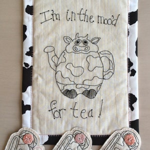 Väggbonad med broderimotiv från Moo'd Cow (endast mönster)