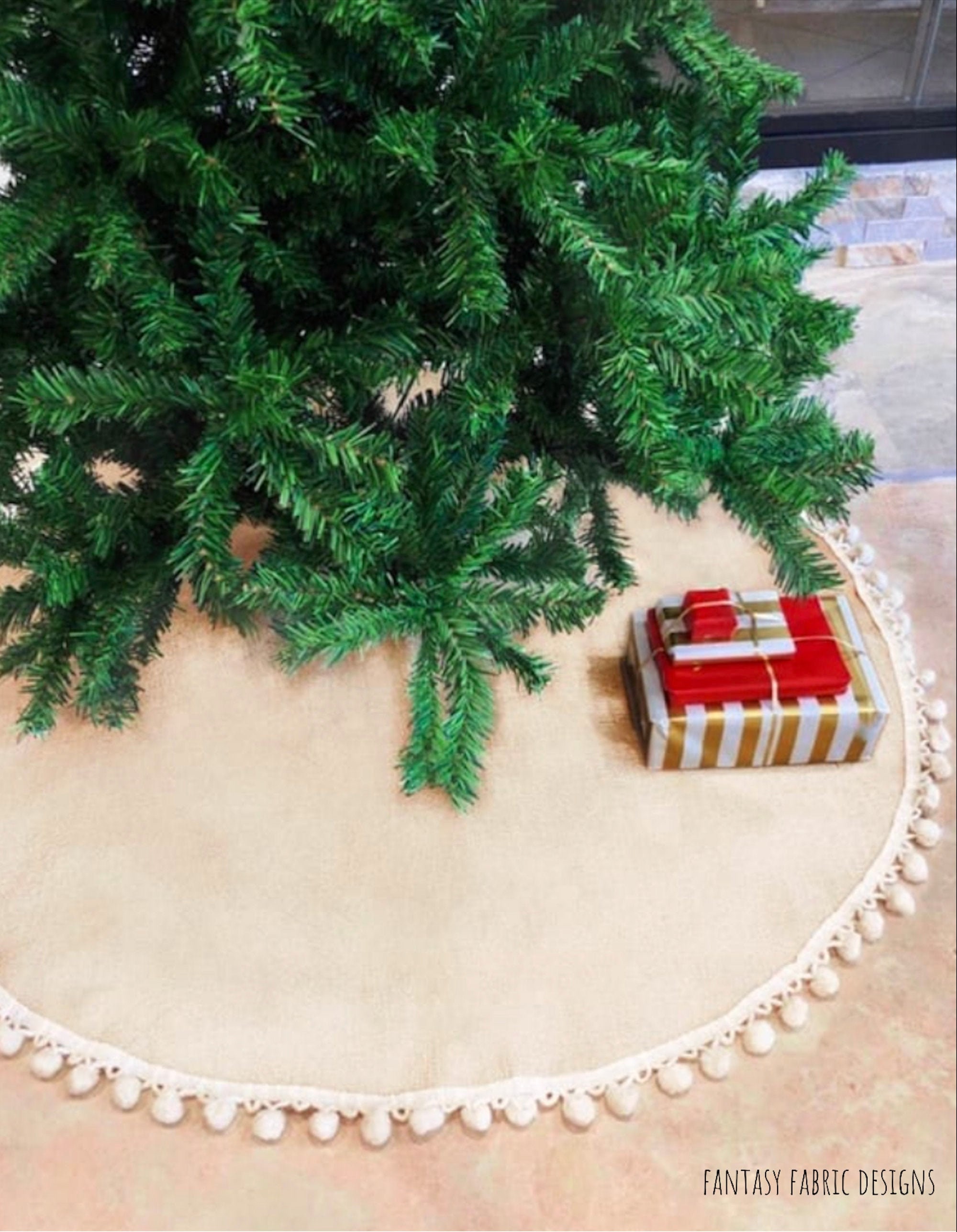 10 Best Burlap Christmas Tree Skirts for 2022 - Rustic Tree Skirts