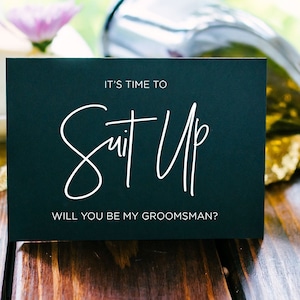 Tarjeta en blanco y negro "¿Quieres ser mi padrino de boda?", Traje, Propuesta de padrino de boda, Invitación de padrino de boda, Pregunta al padrino de boda, Invitación de padrino de boda de regalo CS