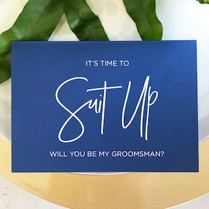 Navy Suit Up Vuoi essere il mio biglietto da sposo, proposta di matrimonio, invito, richiesta di matrimonio, regalo invito per il testimone, matrimonio moderno inchiostro bianco