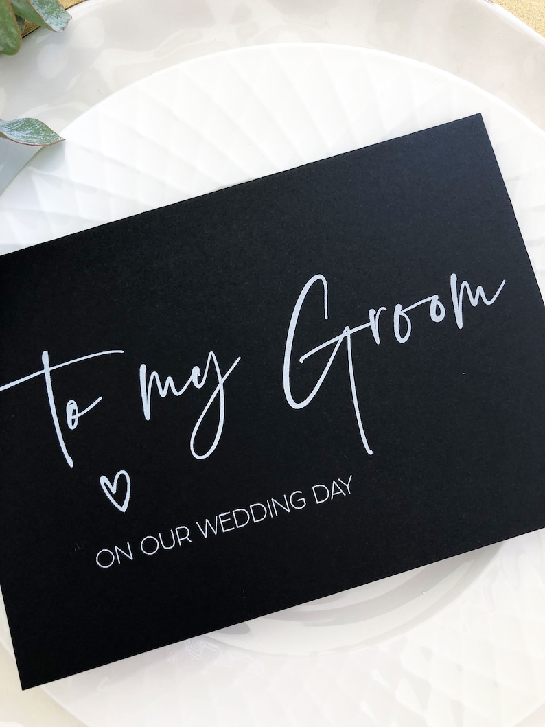 Pode incluir: Cart&atilde;o preto com texto branco que diz "to my groom" com um pequeno s&iacute;mbolo de cora&ccedil;&atilde;o e "on our wedding day" abaixo.