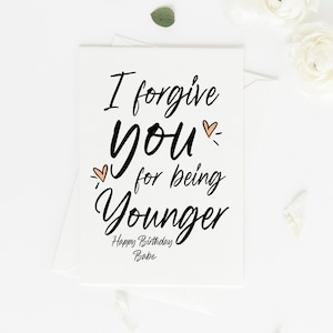 Grappige gepersonaliseerde Happy Birthday Card, ik vergeef je dat je jonger bent, brutale kaart voor hem haar, aangepast aandenken cadeau voor mama papa